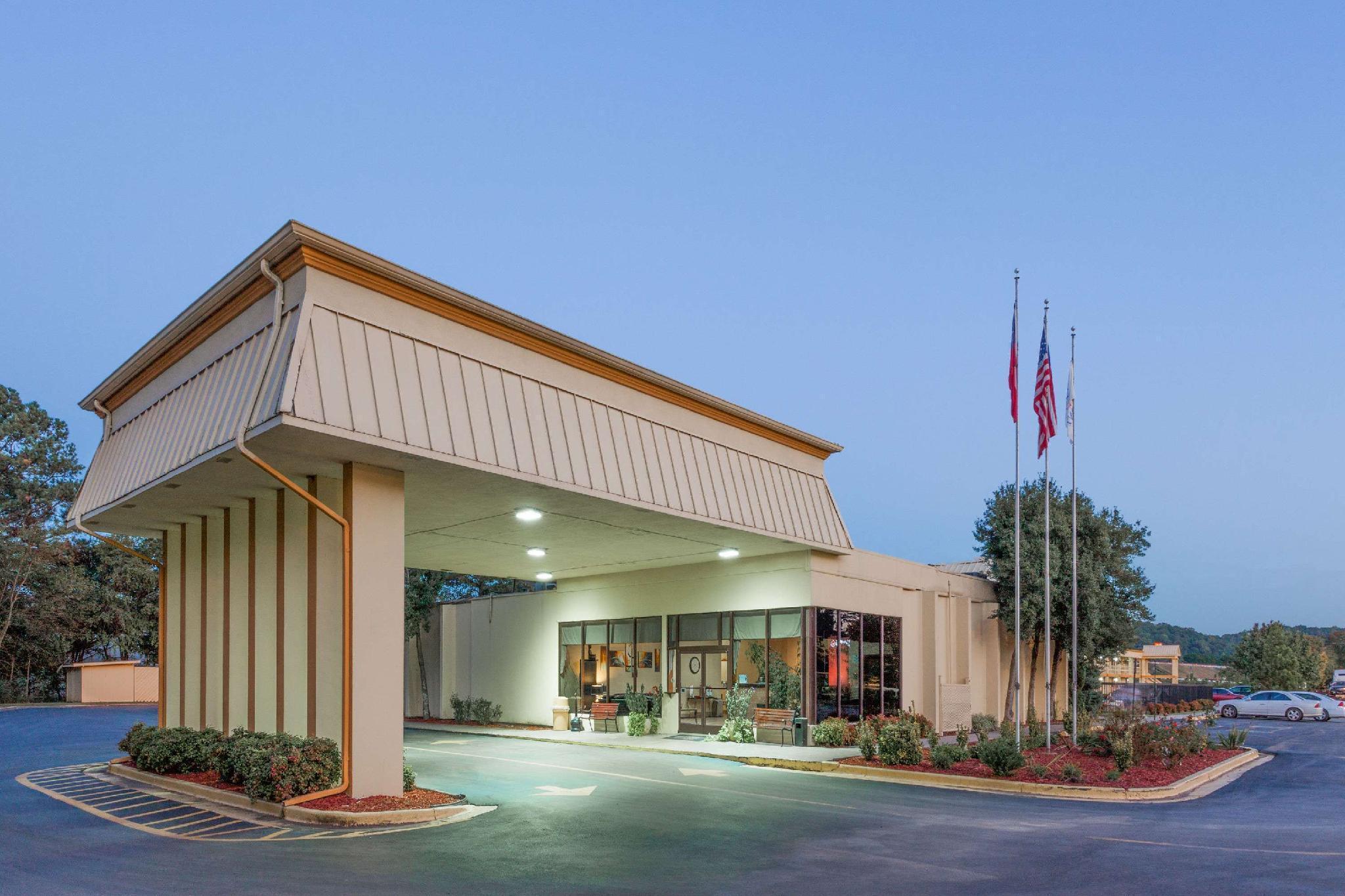 Quality Inn Dalton Exterior photo