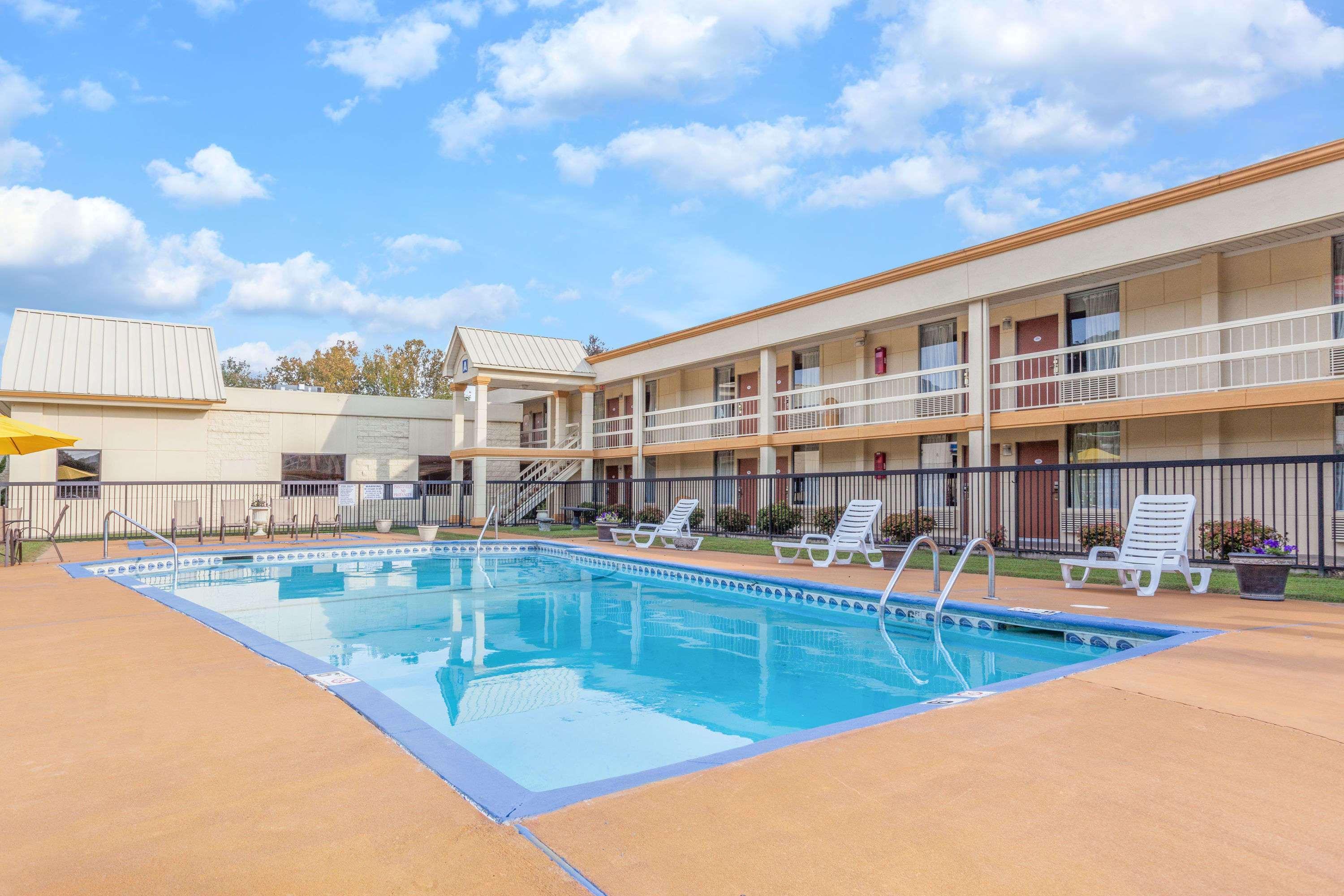 Quality Inn Dalton Exterior photo