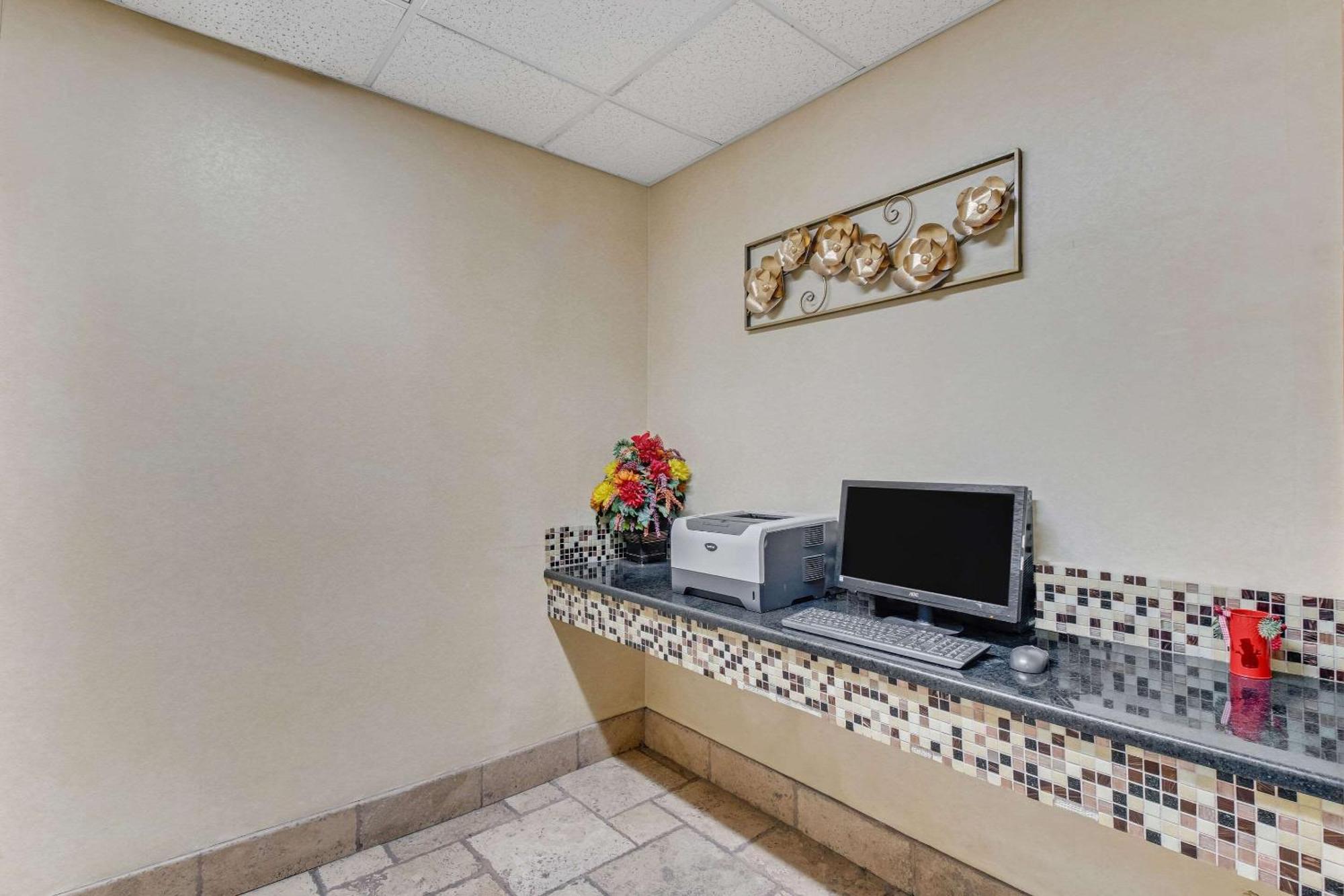 Quality Inn Dalton Exterior photo
